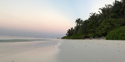 Une fin de journée paisible sur l'une des nombreuses îles des Maldives