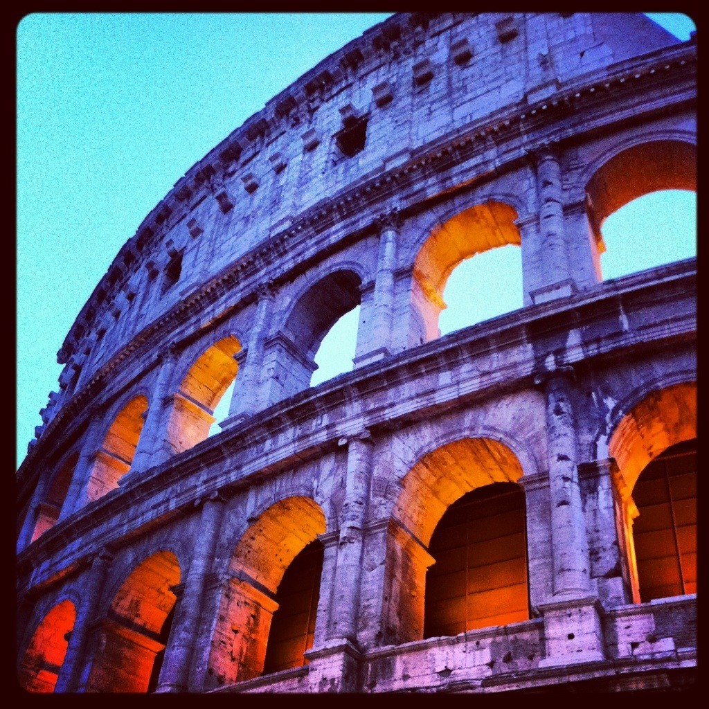 Le Colisée à Rome au crépuscule 