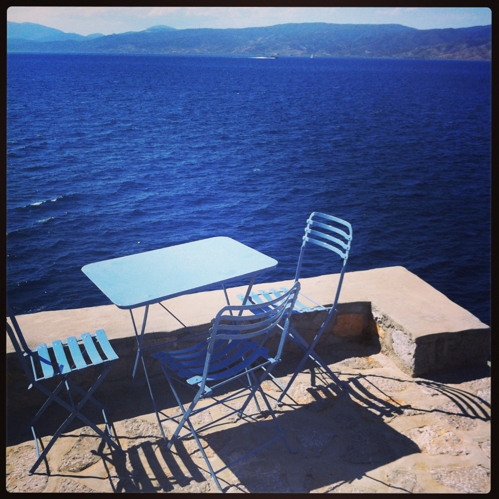 Une petite table avec vue sur la mer Égée
