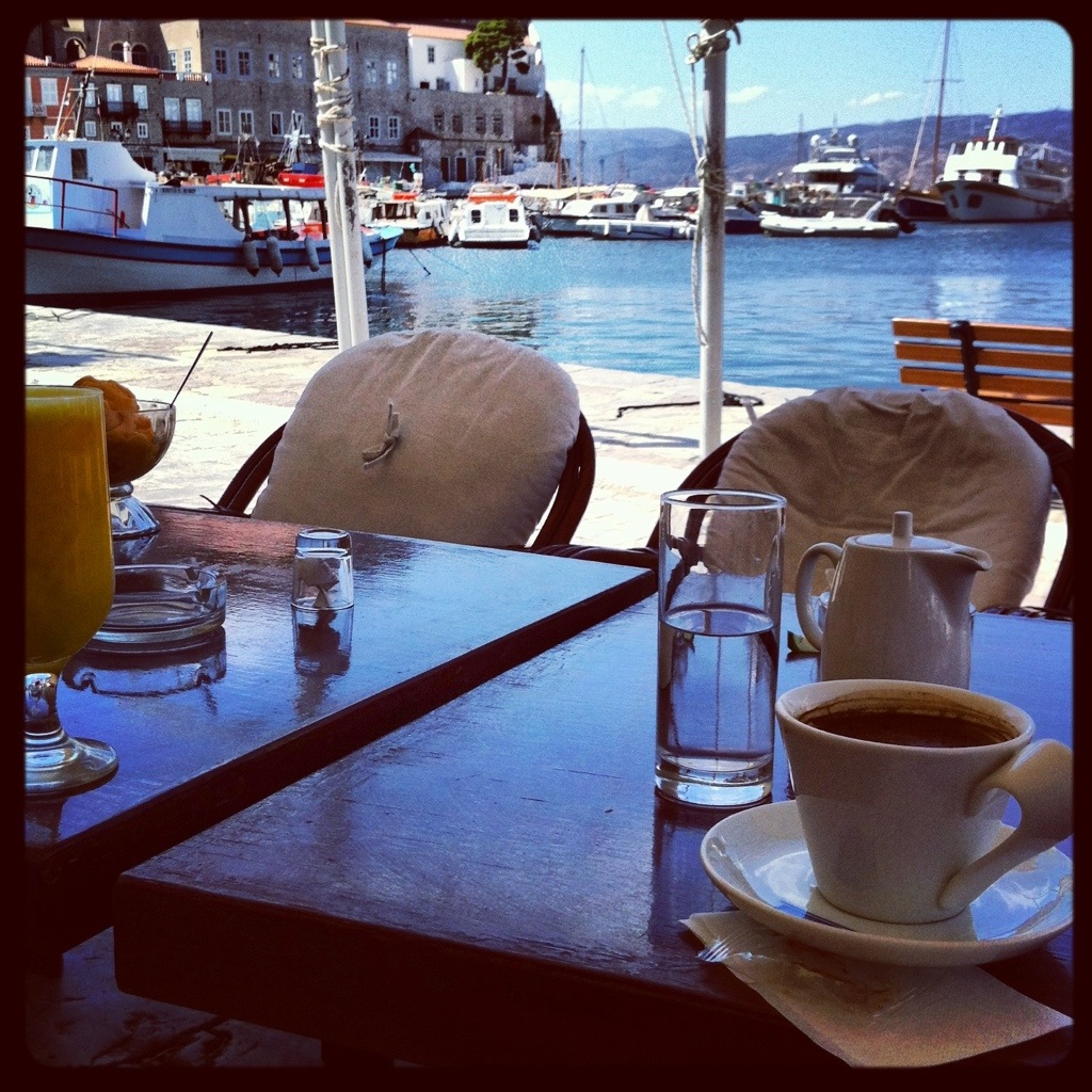 Un café avec une vue sur le petit port d'Hydra