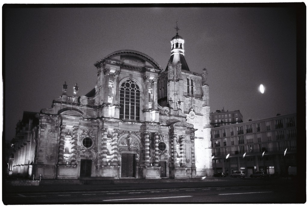 La Cathédrale du Havre de nuit dans le quartier du port