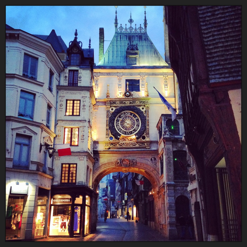 La belle ville de Rouen à la tombée de la nuit