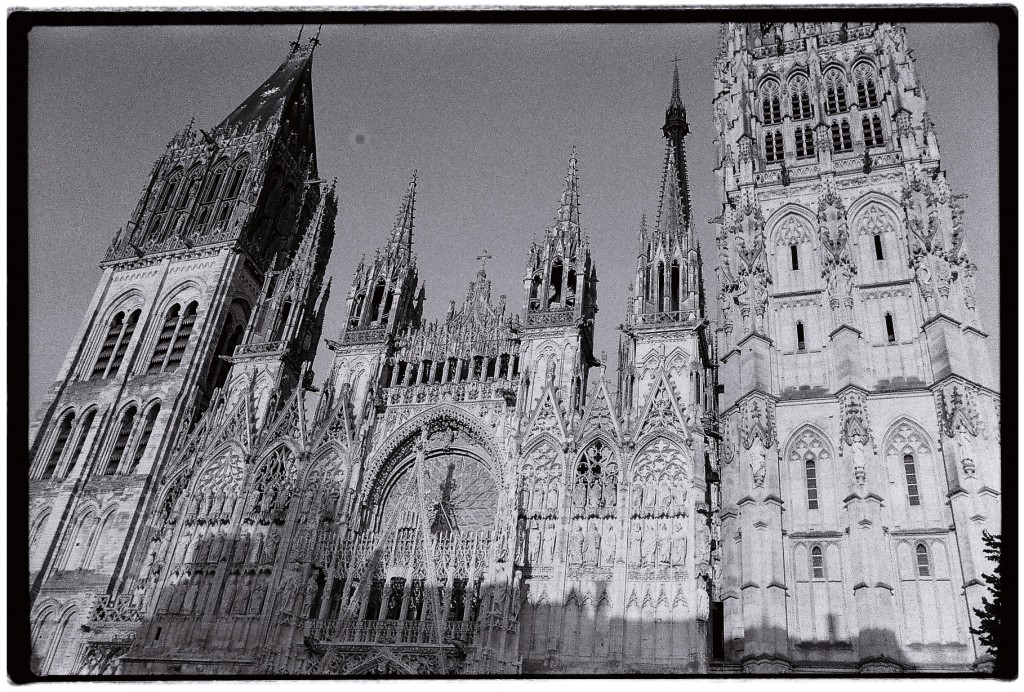 La superbe cathédrale de Rouen en noir et blanc
