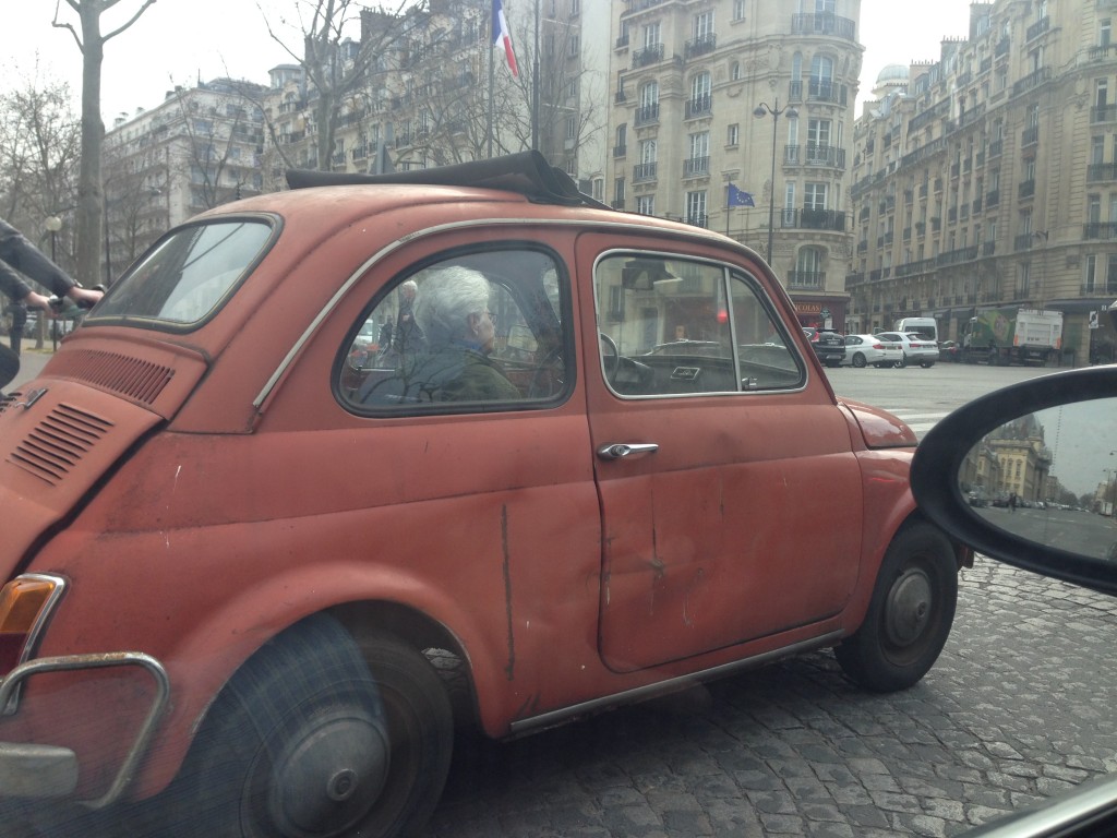 Une Fiat 500 complètement déglinguée à Paris