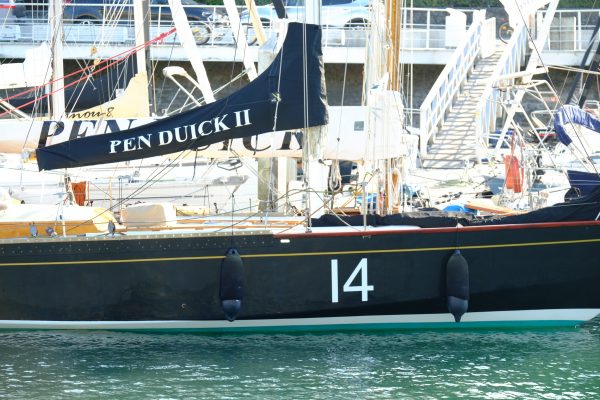 Le joli voilier Pen Duick 2 amarré au port 