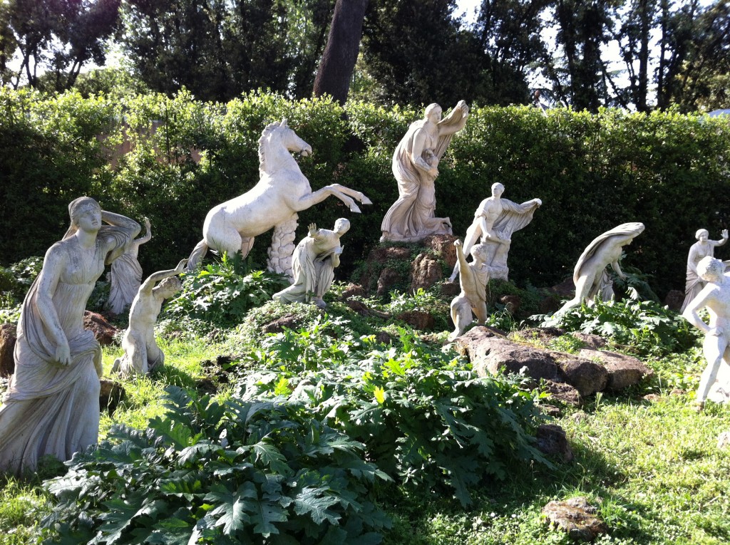 Des statues installées dans les jardin de la villa de Médicis à Rome