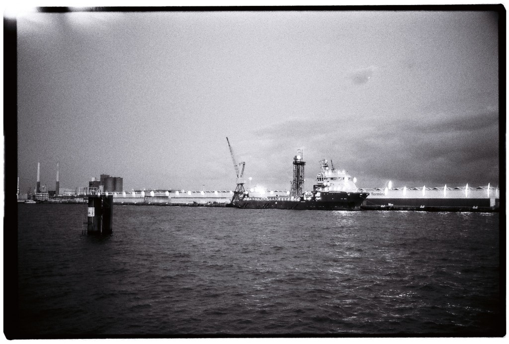Le port du Havre en noir et blanc à la tombée de la nuit