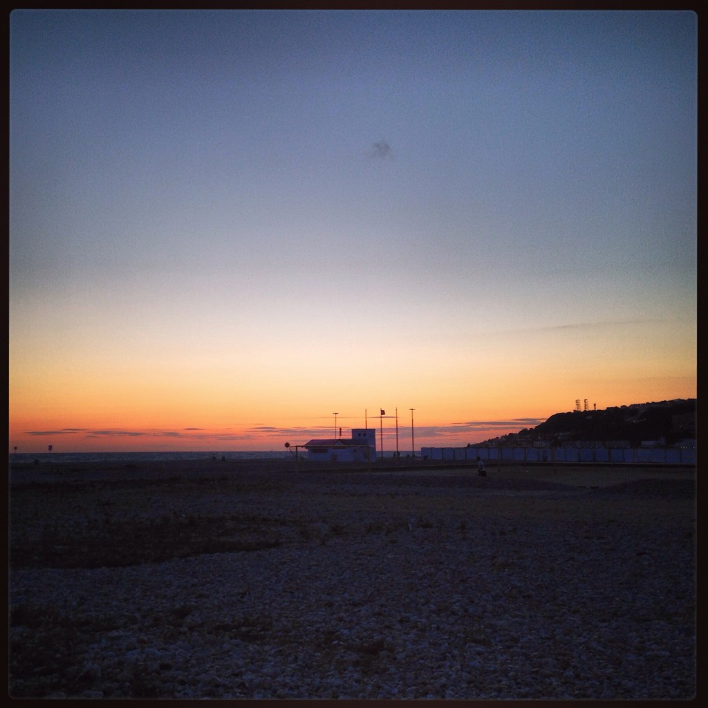 Le Havre, le voyage commence ici, à la tombée de la nuit.