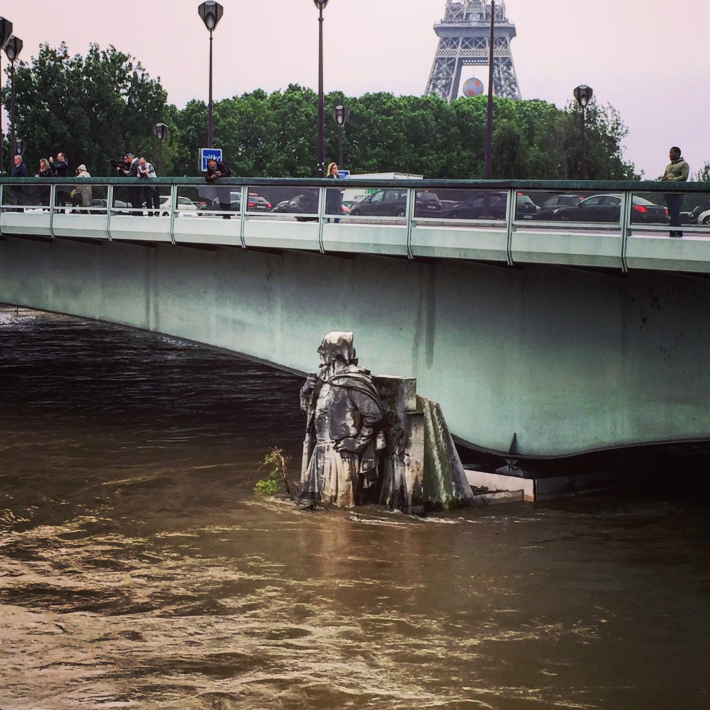 Le zouave du pont de l'Alma surveille la Seine.