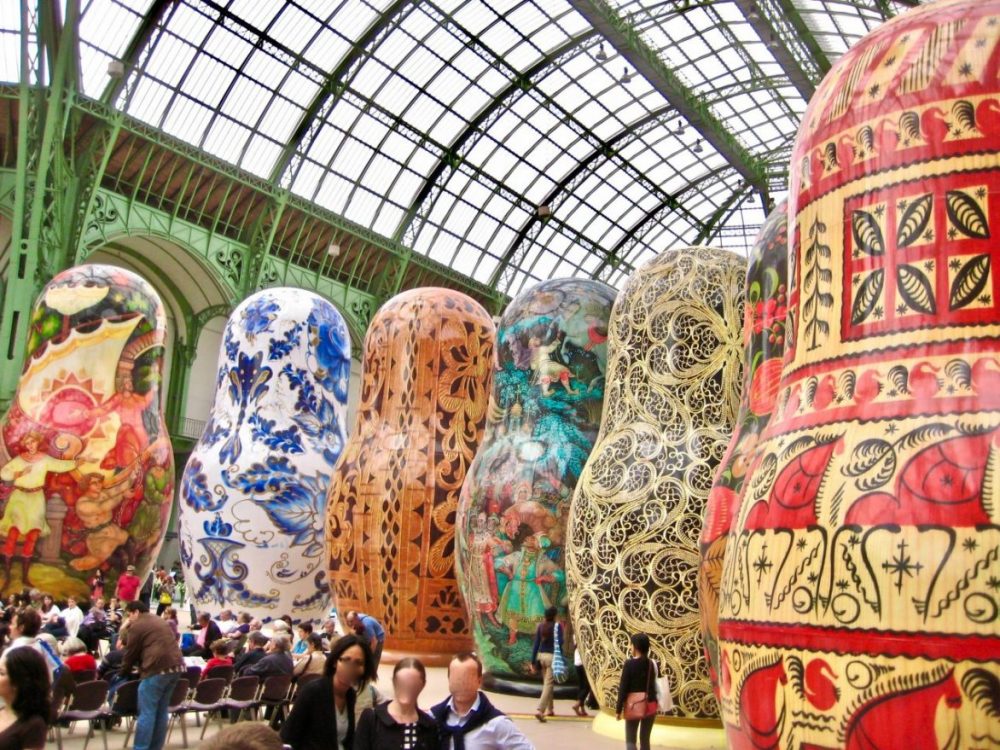 De gigantesques poupées russes sous la verrière du Grand Palais