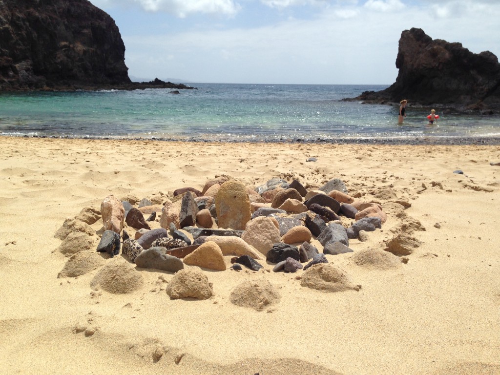 Un chateau de sable sur la plage de Papagayo aux Canaries