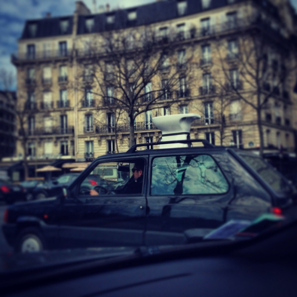 Ballade d'un bidet sur le toit d'une Fiat 500 à travers Paris