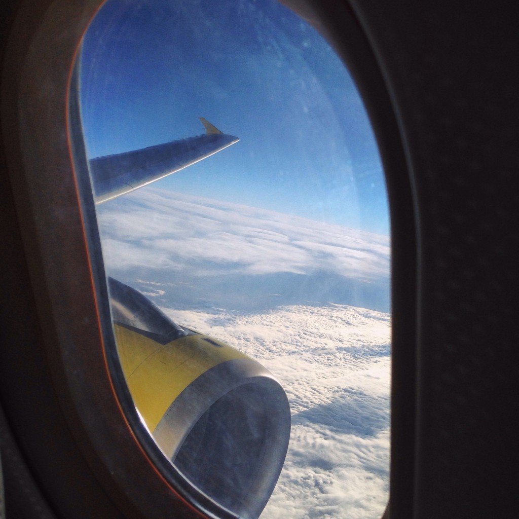 Photo prise à travers le hublot d'un avion