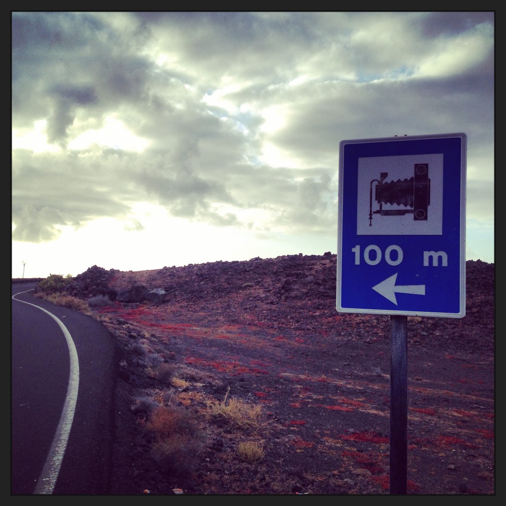 Un panneau routier conseillant un lieu photogénique sur l'archipel des Canaries