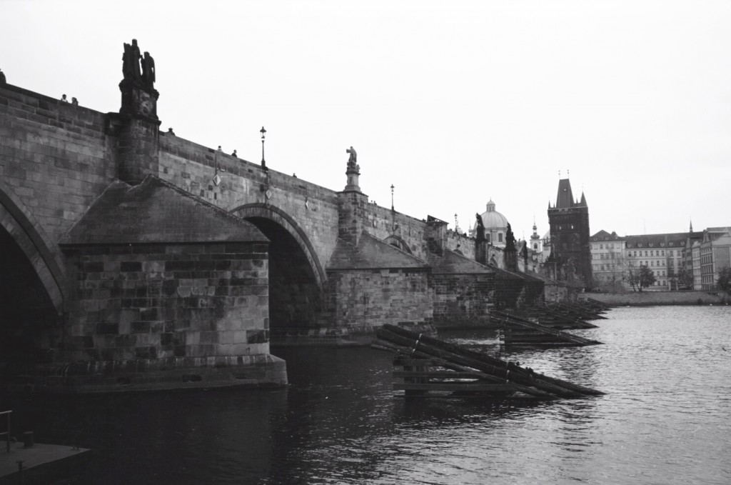 Le fameux pont Saint-Charles à Prague