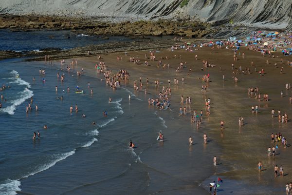 L'incroyable plage de Zumaia au pied de la falaise
