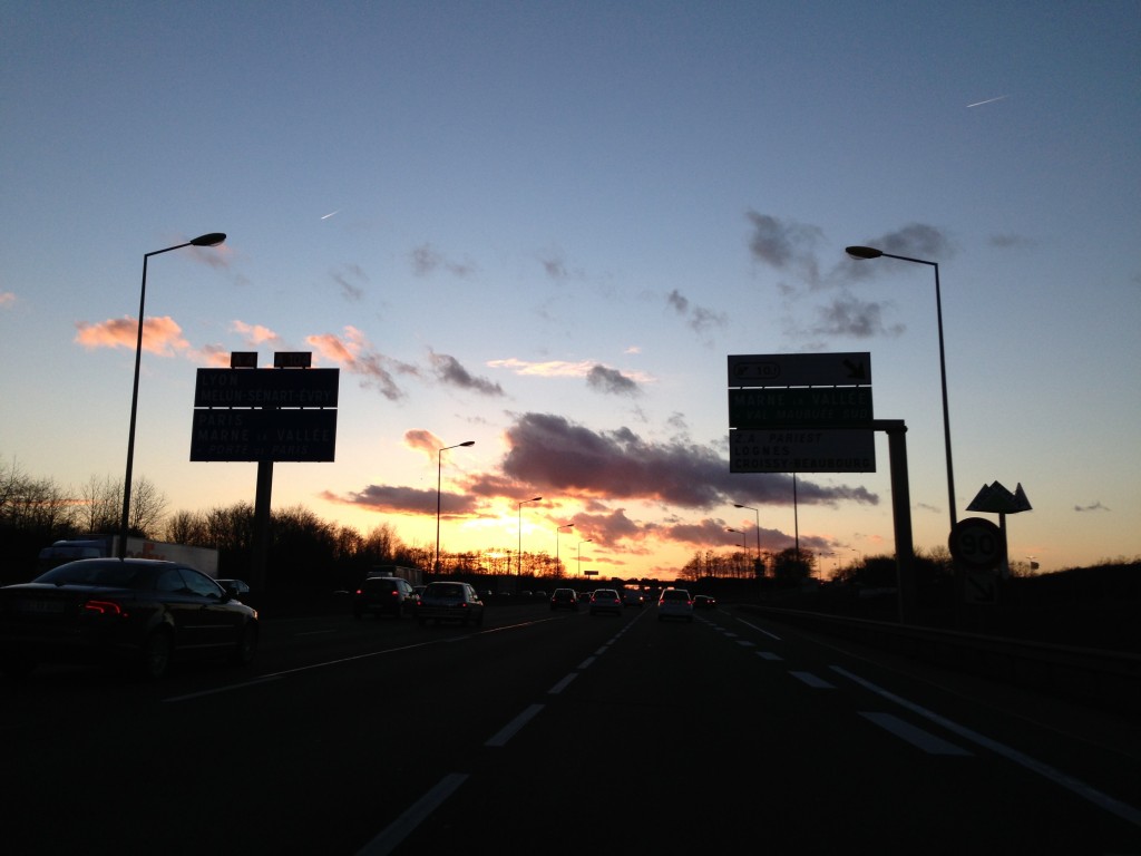 coucher de soleil sur la route