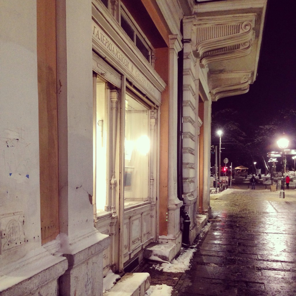 Balade nocturne sur l'une des rues piétonnes de Belgrade