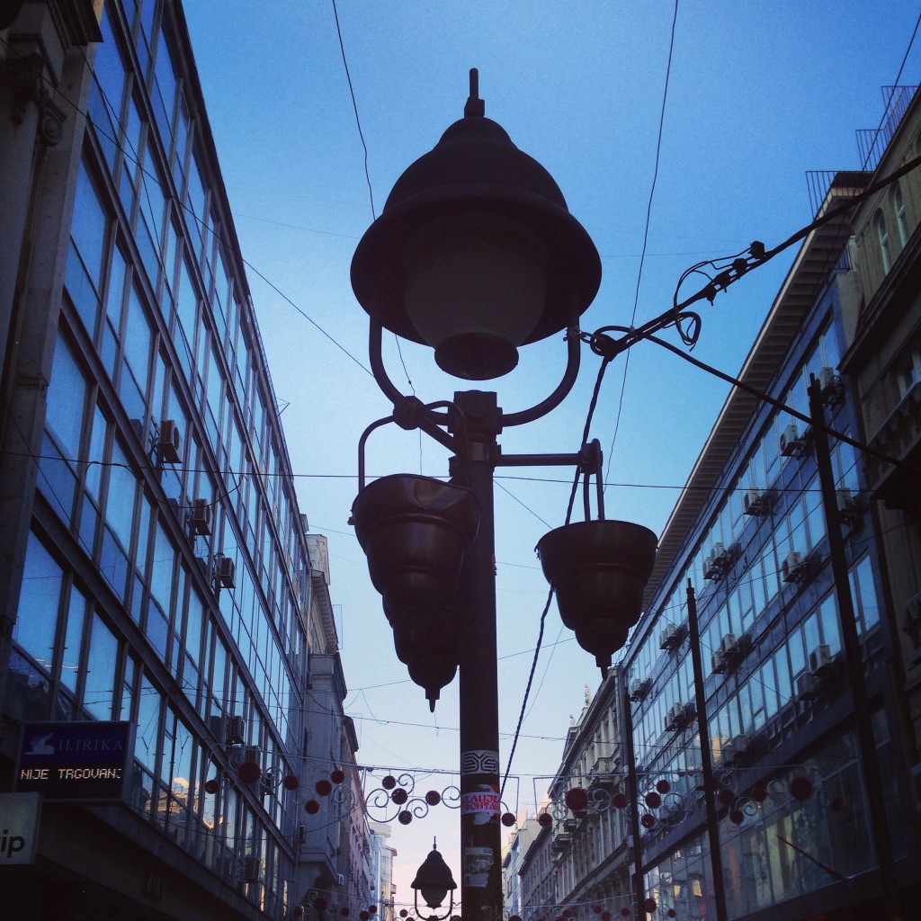 Perspective de la rue la plus commerçante de Belgrade