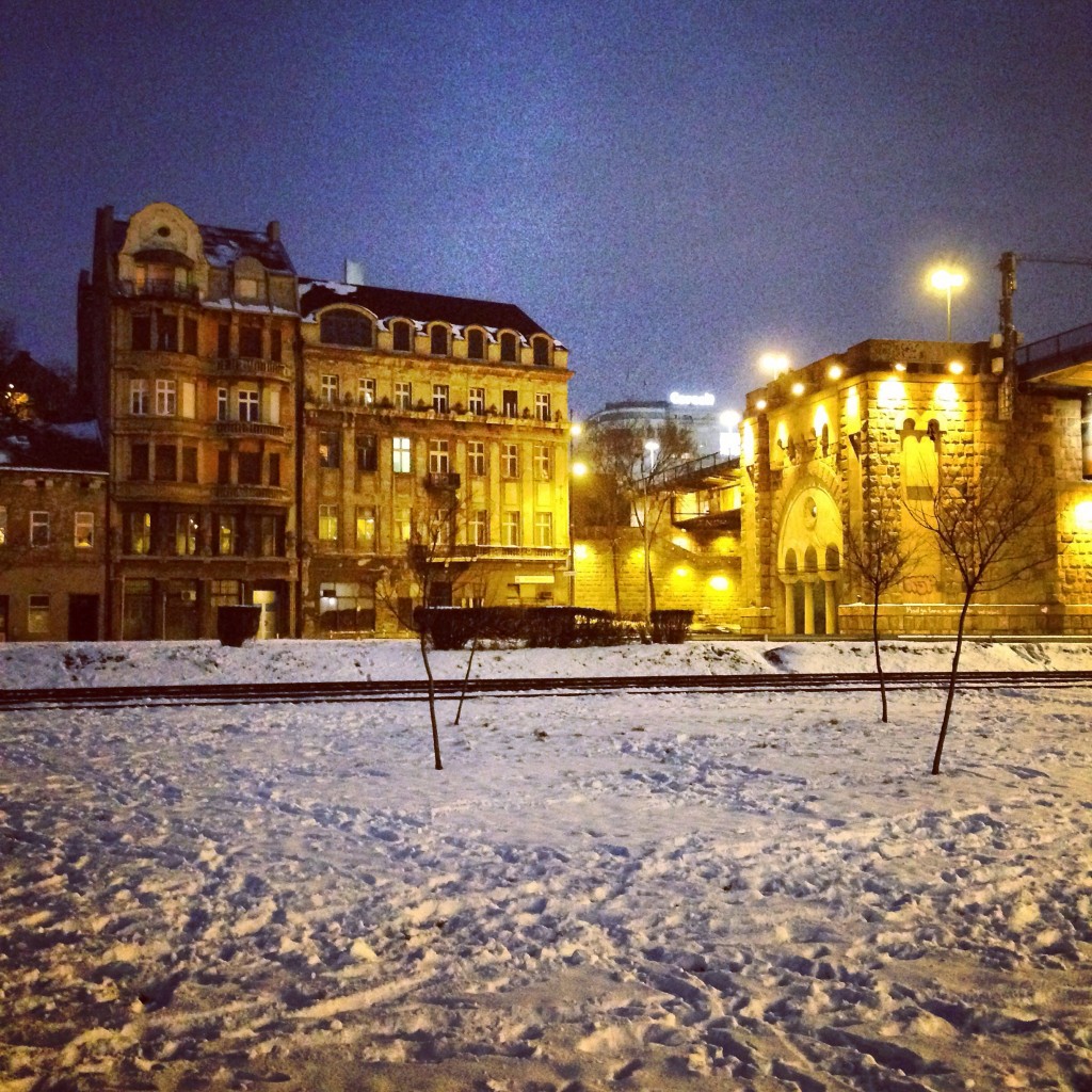 Belgrade de nuit sous la neige
