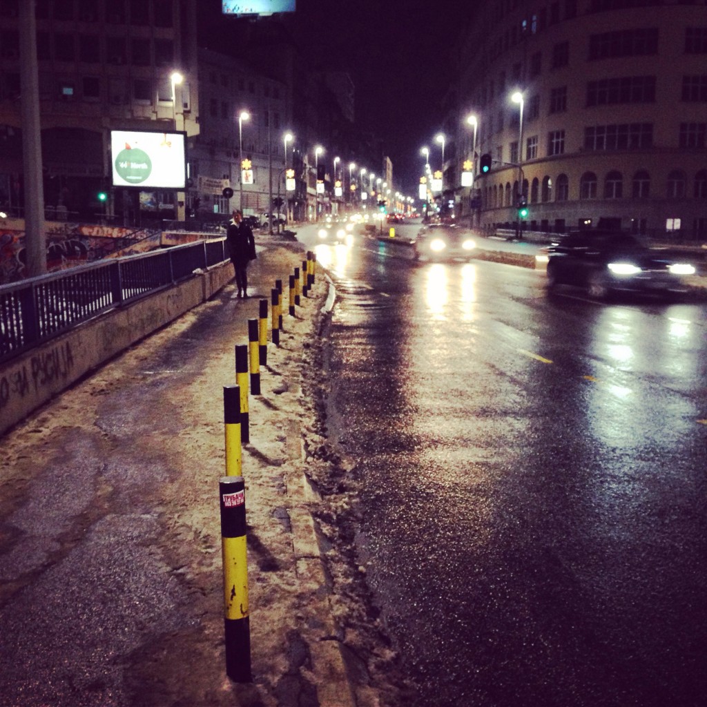 De nuit à Belgrade, une atmosphère se dégage inexorablement 