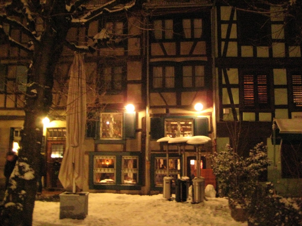 Strasbourg de nuit sous la neige