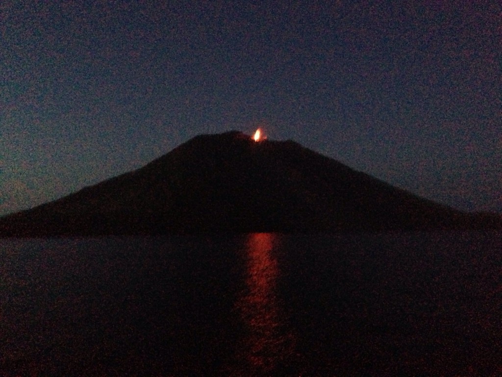 Une éruption du Stromboli lors d'une navigation de nuit en Méditerranée 