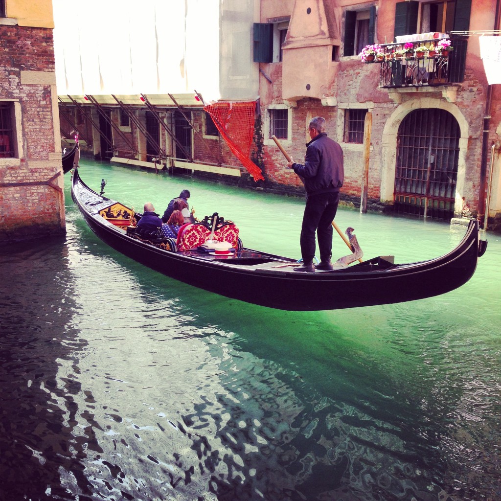 24. Gondolier sur les canaux de Venise