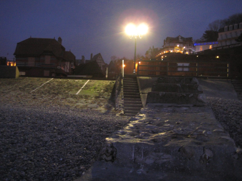 La ville d'Etretat vue depuis la plage de nuit
