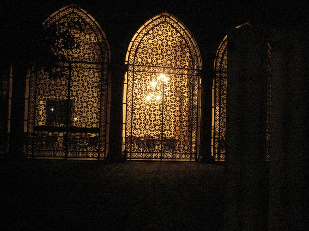 44. Un palais éclairé à Venise la nuit