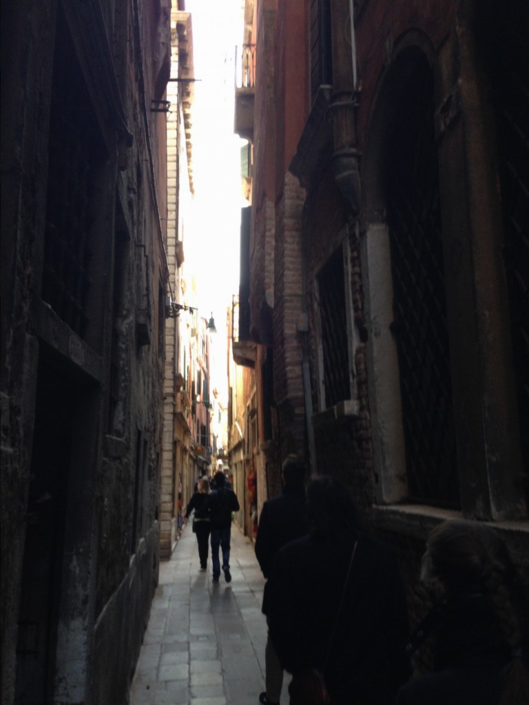 Une ruelle très étroite à Venise