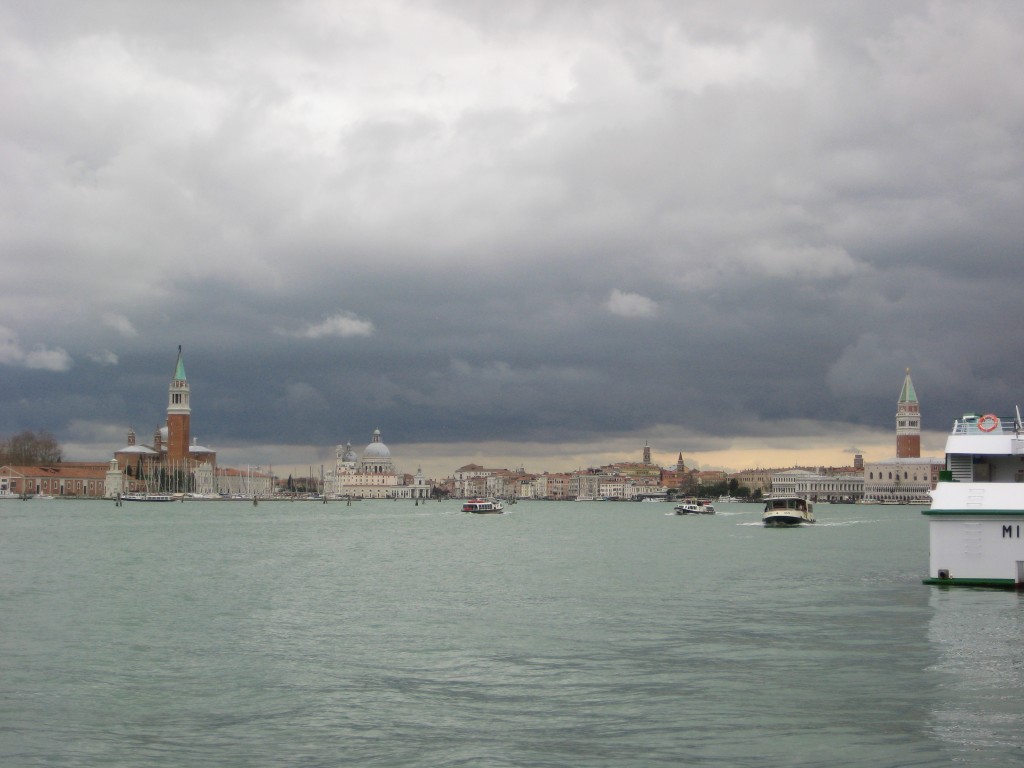 La belle ville de Venise sous un ciel menaçant et orageux