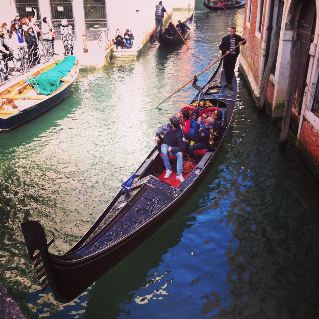 25. Zoom sur une gondole à Venise