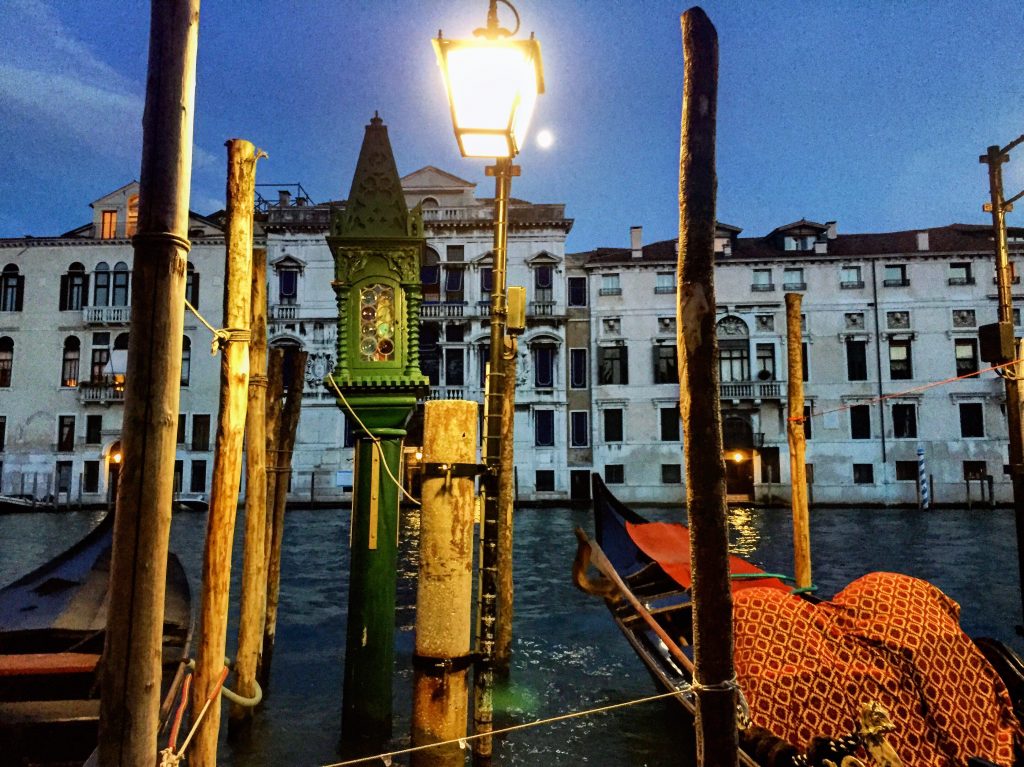 Photographie du grand Canal de nuit à Venise