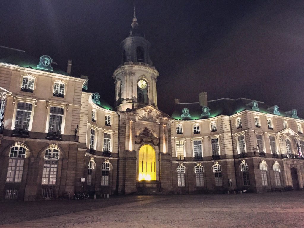 La place de la Mairie la nuit à Rennes