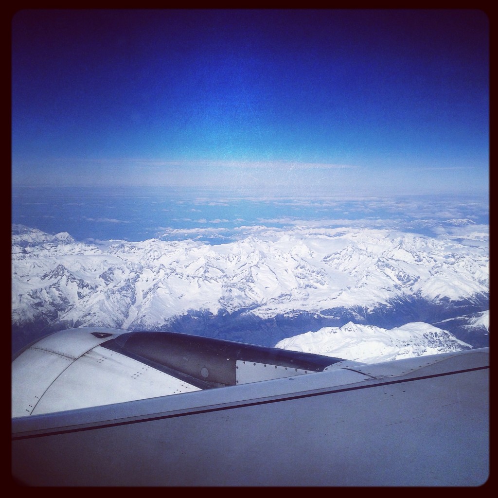 Vue depuis le hublot d'un avion, les Alpes en contrebas.