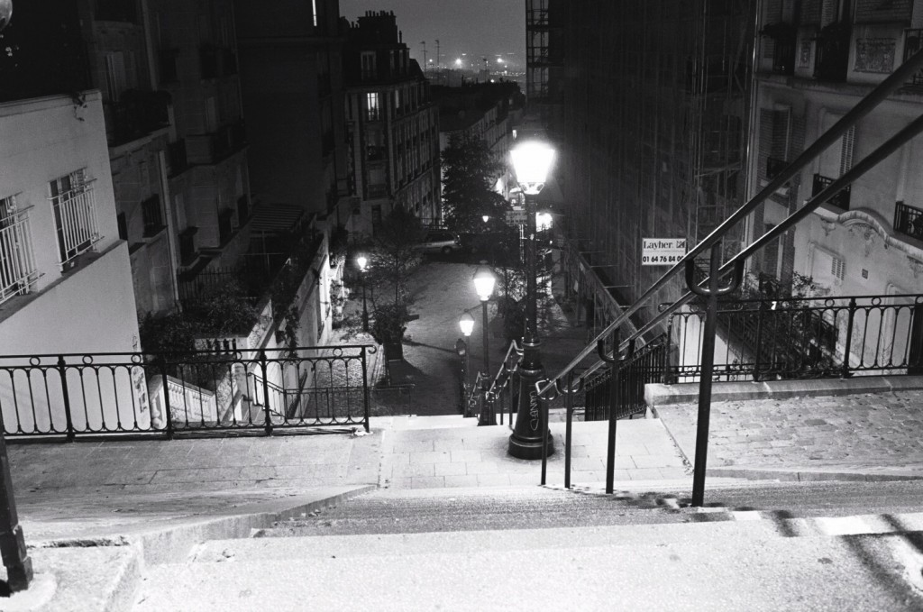 La face nord de Montmartre à Paris la nuit