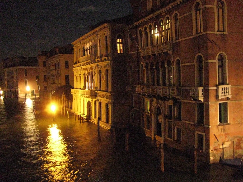 La nuit la ville de Venise devient impassible