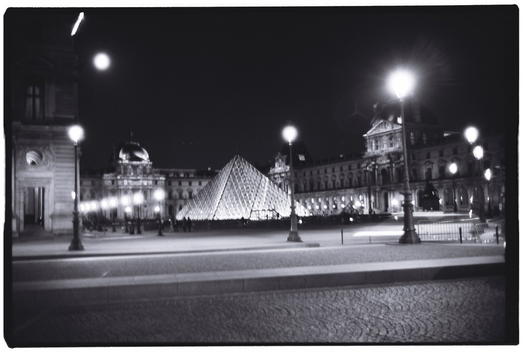 Le Louvre et sa pyramide de verre, la nuit à Paris