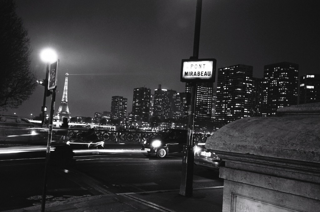 Paris la nuit sur le pont Mirabeau