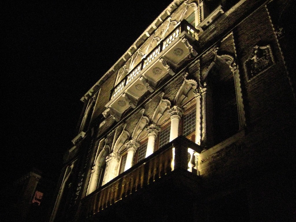 Un palais vénitien de nuit