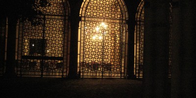 Un palais éclairé à Venise la nuit