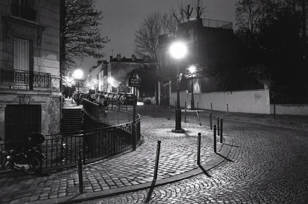 Une rue déserte la nuit à Paris