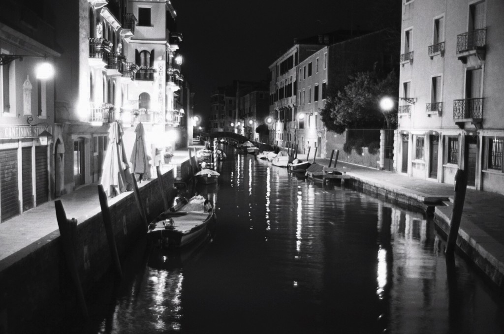 Venise déserte et immobile durant la nuit