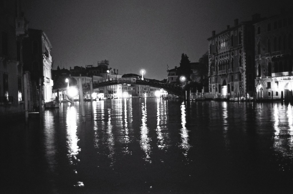 Venise la nuit un jeu d'ombres et de lumières