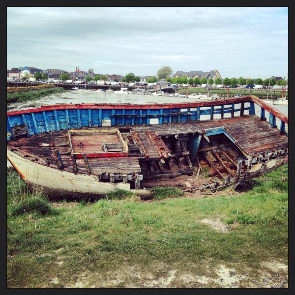 Une carcasse de bateau dans l'arrière port du Crotoy
