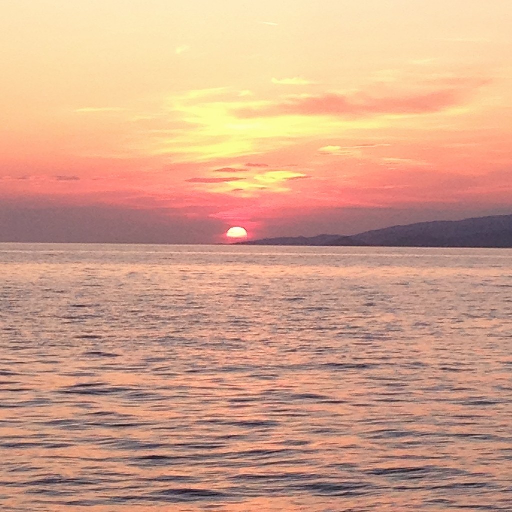Coucher de soleil sur la mer Egée depuis l'île de Mykonos