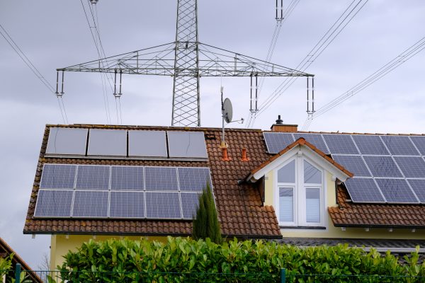 Des panneaux solaires sur le toit d'une maison vers Vieux-Brisach