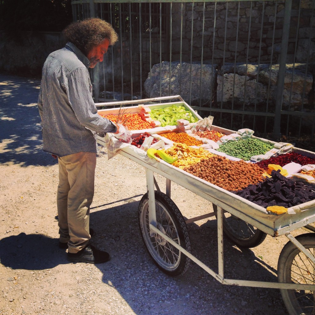 3. Un vendeur de fruits séchés à Athènes