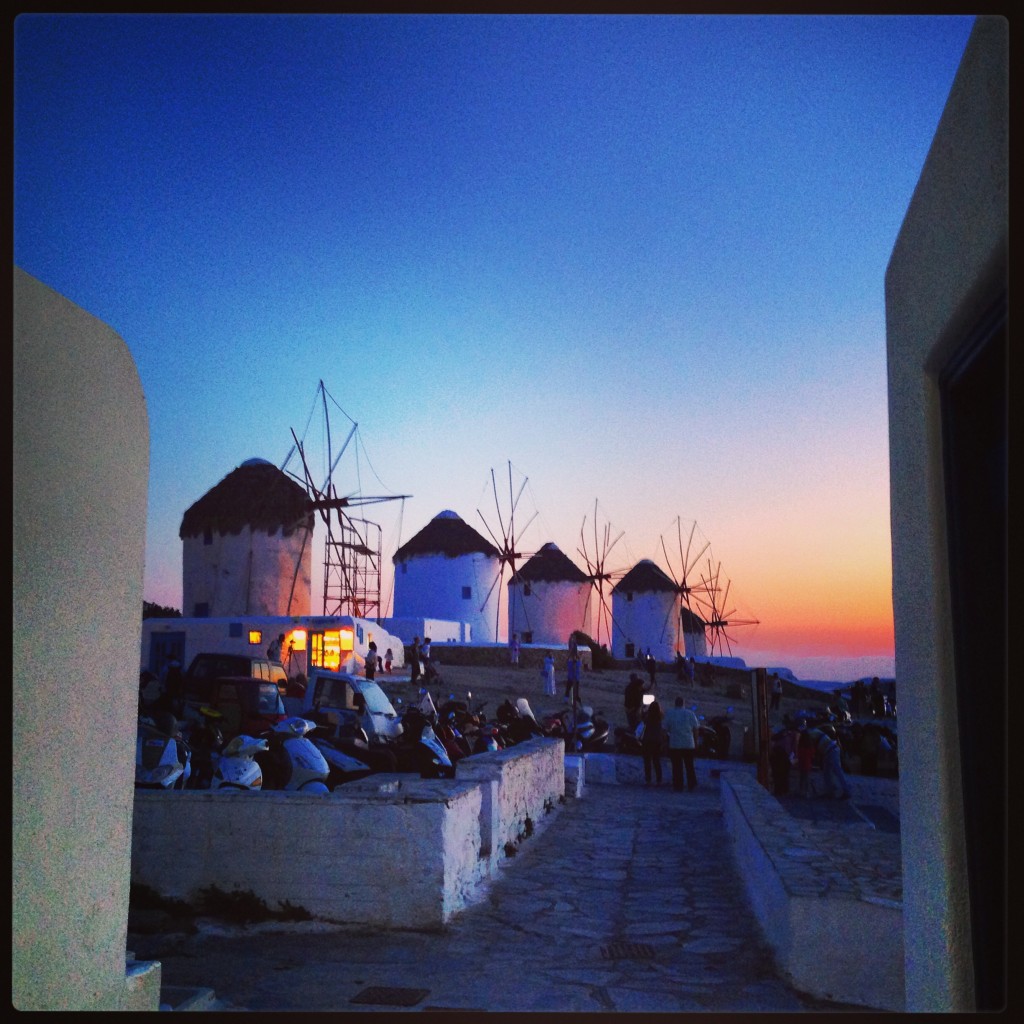 Une magnifique fin de journée sur les moulins à vent de l'île de Mykonos